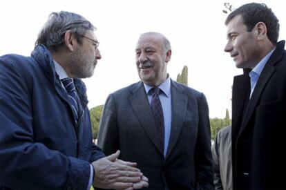 Gómez y Lissavetzky charlan con Vicente del Bosque durante el homenaje a Enrique Tierno Galván en el Parque del Planetario.