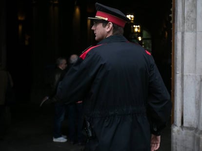 Un agente de la policía catalana custodia el colegio electoral de la plaza Universitat de Barcelona.