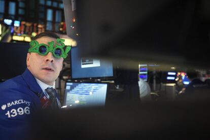 Joseph Mastrolla, corredor de bolsa, en Wall Street durante el último día del año de trabajo en Nueva York.