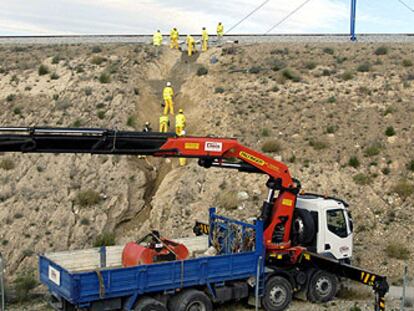 Un equipo de mantenimiento repara la grieta abierta en la vía férrea de alta velocidad Madrid-Barcelona.