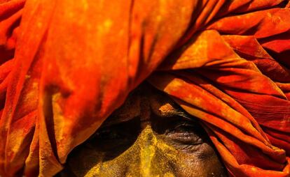 Un hombre cubierto de polvos de cúrcuma acude a la celebración del festival Bhandara, este lunes en el templo Khandoba, en Jejuri (India). Los devotos de la deidad local, el dios Khandoba, celebran el festival en los días de luna nueva que coinciden con lunes, algo que ocurre dos o tres veces cada año, y se lanzan entre ellos ingentes cantidades de polvos de cúrcuma, cuyo color representa el oro, para honrar su memoria.