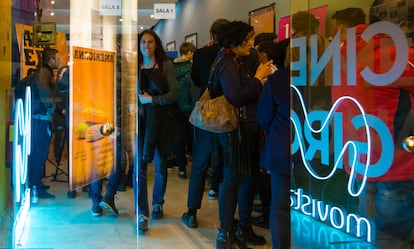 Entrada de los cines Girona, en marzo de 2020, poco antes de declararse el confinamiento por la pandemia.