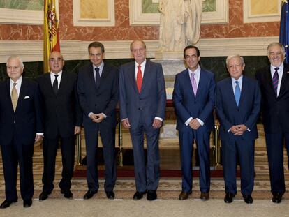 El Rey (en el centro), flanqueado por Carlos Dívar (presidente del Tribunal Supremo), Javier Rojo (Senado), José Luis Rodríguez Zapatero (Gobierno), José Bono (Congreso), Pascual Sala (Tribunal Constitucional) y Cándido Conde-Pumpido (fiscal general del Estado).