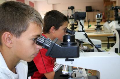 Algunos de los alumnos del Proyecto Agua, en el laboratorio.