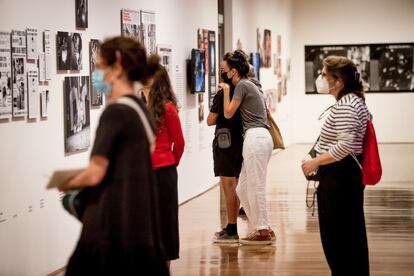 Visitantes na exposição ‘As Metamorfoses’, que reúne no IMS de São Paulo 112 retratos de travestis feitos por Madalena Schwartz, junto a dezenas de objetos que ilustram o contexto histórico e o regional. A exposição pode ser visitada com normas da pandemia, que incluem reservar hora com antecedência.