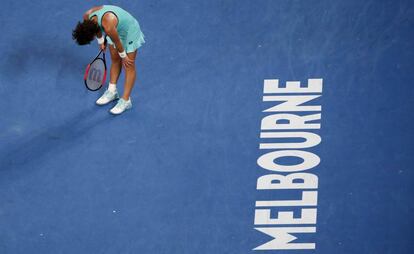 Carla Su&aacute;rez se lamenta durante el partido contra Wozniacki.