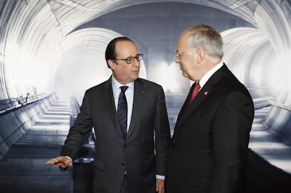 El presidente federal suizo, Johann Schneider-Ammann (dcha), estrecha la mano al presidente galo, Fran&ccedil;ois Hollande (izq), durante la inauguraci&oacute;n del t&uacute;nel ferroviario de San Gotardo, el m&aacute;s largo y m&aacute;s profundo del mundo, en el recinto ferial Rynaecht, en el portal norte, en Erstfeld (Suiza) hoy, 1 de junio de 2016. El nuevo t&uacute;nel ferroviario de base de San Gotardo, ubicado en el sur de Suiza, se inaugura hoy para batir dos r&eacute;cords simult&aacute;neamente: el de m&aacute;s largo y de m&aacute;s profundo del mundo. EFE/Alexandra Weymmence on December 2016. EFE/Peter Klaunzer / Pool