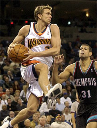 Bob Sura, de los Warriors, junto al jugador de los Grizzlies Shane Battier.