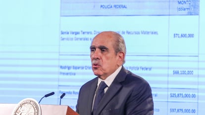 Pablo Gómez muestra la erogación de los contratos firmados por Sonia Vargas, durante la conferencia de Presidencia de este lunes.