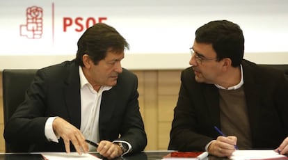 Javier Fern&aacute;ndez, presidente de la gestora, y Mario Jim&eacute;nez, portavoz, en la sede del PSOE en la calle de Ferraz.  