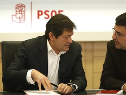 Javier Fern&aacute;ndez, presidente de la gestora, y Mario Jim&eacute;nez, portavoz, en la sede del PSOE en la calle de Ferraz.  