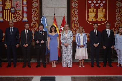Family photo of the ceremony to present the International Medal of the Community of Madrid, this Friday at the headquarters of the regional government.
