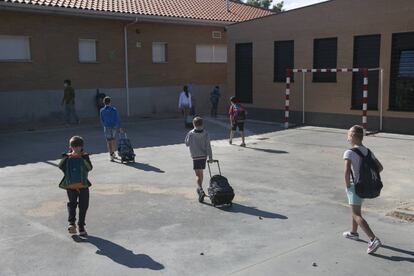 Un grupo de alumnos llegan al colegio público San Sebastián en El Boalo (Madrid).