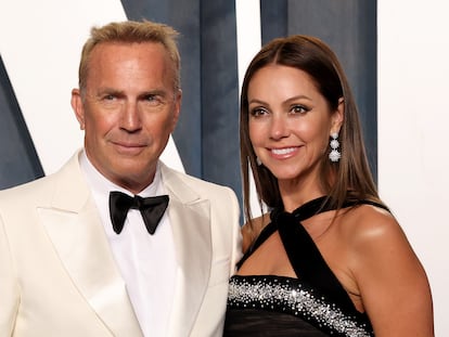 El actor Kevin Costner y su mujer Christine Baumgartner, en la fiesta de 'Vanity Fair' en Los Ángeles tras los Oscar del año pasado.