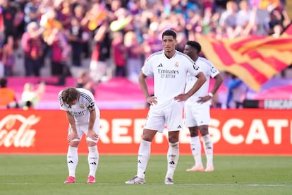 Varios jugadores del Real Madrid se lamentan al final del encuentro contra el Barcelona.