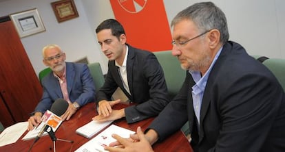 En el centro, Carlos Bielsa, alcalde de Mislata, con sus colegas de Alboraia y Vinalesa.