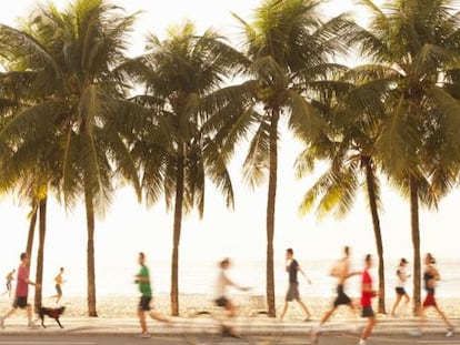 Deportistas y paseantes en la playa de Copacabana, en Río de Janeiro.