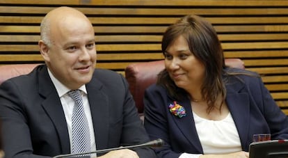 El alcalde de Lorcha, Guillermo Moratal, y la exegidora de Polop María Dolores Zaragozá, en las Cortes al sustituir a Sonia Castedo y Luis Díaz Alperi, respectivamente.