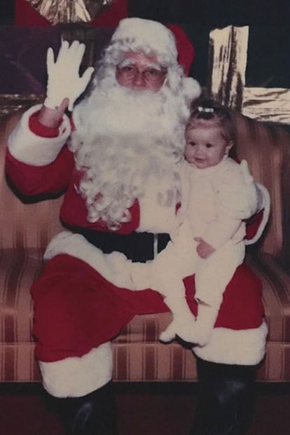 La clásica foto que todos los niños tienen en su álbum: petición de regalos a Papá Noel.