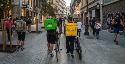 Repartidores de Uber Eats y Glovo.