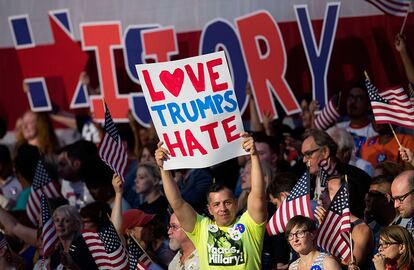 Seguidores demócratas durante el acto de campaña de Hillary Clinton en Brooklyn.