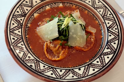 Tortelloni de berza y chicharrón en el restaurante La Malaje