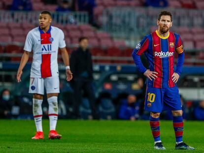 Messi espera con Mbappé a su espalda durante el partido entre el Barcelona y el PSG de este martes en el Camp Nou.