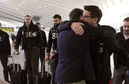 Un aficionado desea suerte al entrenador del Uxue Bilbao Basket.