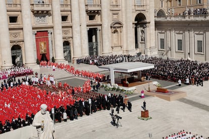 Vista general de la plaza de San Pedro, en el arranque del funeral del papa Francisco. 
