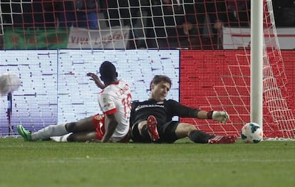 Jonathan Zongo y Aranzubía, en la acción que acabó con el penalti del portero y su expulsión, y el segundo tanto del Almería. 