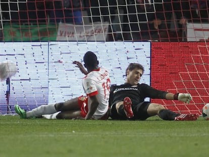 Jonathan Zongo y Aranzubía, en la acción que acabó con el penalti del portero y su expulsión, y el segundo tanto del Almería.