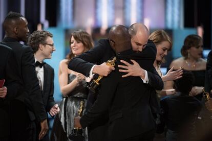 El equipo de Moonlight recoge el Oscar a la mejor película de manos del equipo de La la Land que lo había recibido por error.