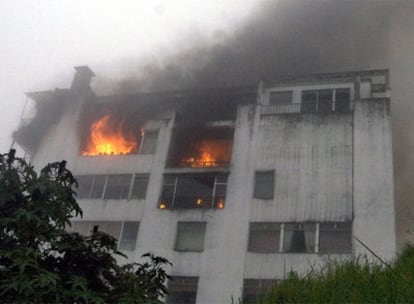 Imagen de un edificio en llamas después de que un avión se estrellase contra él en la capital de Ecuador Quito.