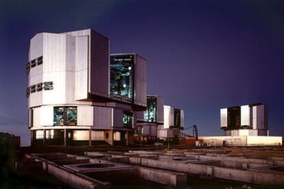 Fotografa de los telescopios gigantes  europeos VLT  (en Chile).