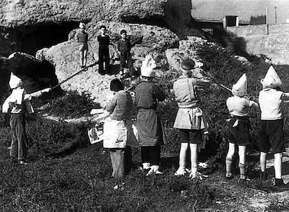 Niños jugando a fusilar durante la Guerra Civil española.