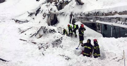 Els equips de rescat de l'hotel Rigopiano, aquest dijous.