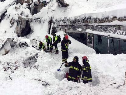 Els equips de rescat de l'hotel Rigopiano, aquest dijous.