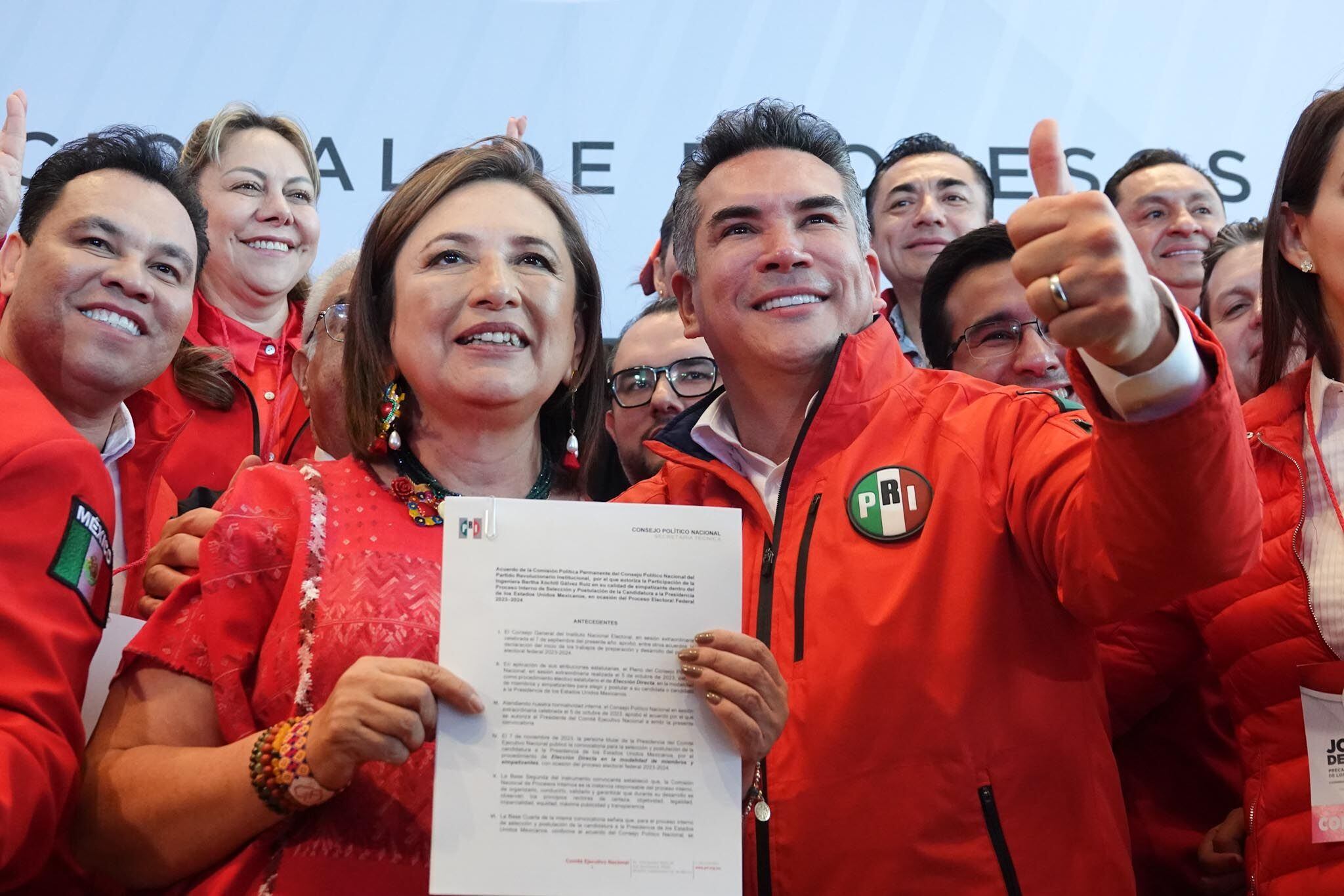 Xóchitl Gálvez recibe su constancia como precandidata a la presidencia, acompañada de Alejandro Moreno, este domingo.