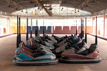 Los coches de choque, aparcados en batería a la espera de futuros conductores.