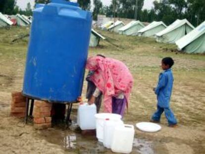 Deposito de agua potable en un campo de refugiados. EFE/Archivo