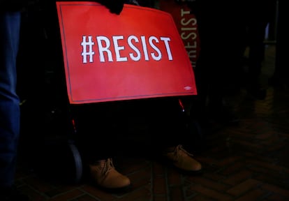 Un cartel que dice "resiste" durante una manifestación contra Trump en Seattle en 2019.