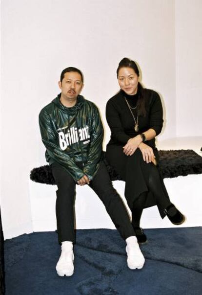 Humberto Le&oacute;n y Carol Lim, posando para ICON en la tienda de Kenzo en Barcelona. 