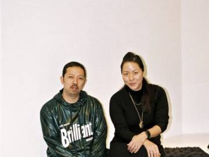 Humberto Le&oacute;n y Carol Lim, posando para ICON en la tienda de Kenzo en Barcelona. 