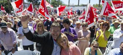 Ximo Puig y Elena Valenciano antes del mitin central del PSOE en Valencia.