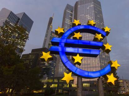 La escultura gigante con el s&iacute;mbolo del euro delante de la sede del Banco Central Europeo.