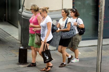 Dos carteristas roban a turistas en la plaza del Àngel, en el centro de Barcelona.