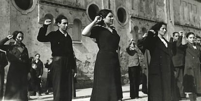 Miembros de las Juventudes Socialistas Unificadas, en Gijón, en 1937.