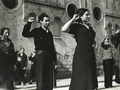 Miembros de las Juventudes Socialistas Unificadas, en Gijón, en 1937.