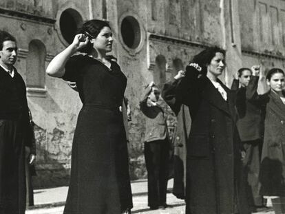 Miembros de las Juventudes Socialistas Unificadas, en Gijón, en 1937.