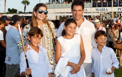 Luis Alfonso de Borbón y Margarita Vargas con sus tres hijos, Luis, Alfonso y Eugenia en el polo en Sotogrande este verano.